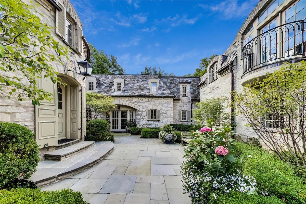 475 Deerpath Road, Lake Forest, IL 60045