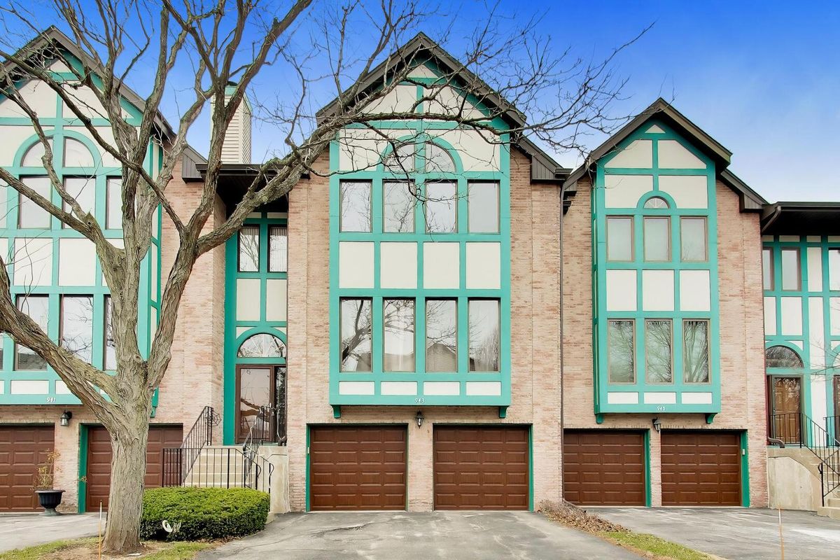 943 Essex Place, Arlington Heights, IL 60004