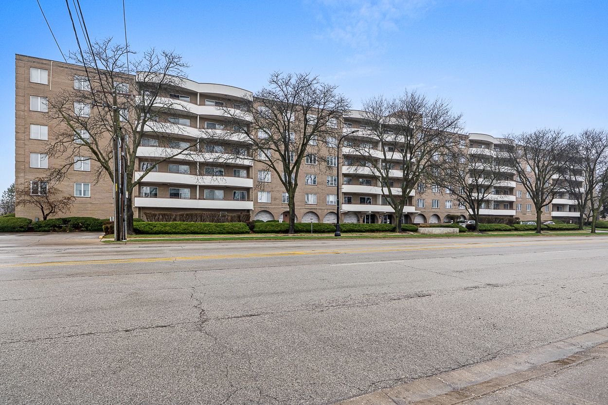 6400 N Cicero Avenue #611 — Lincolnwood, IL 60712
