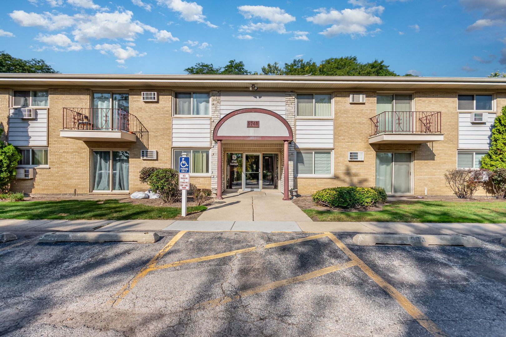 5740 Concord Lane #12 — Clarendon Hills, IL 60514