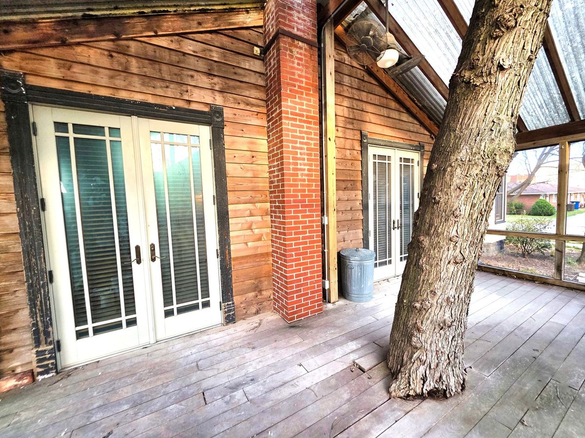 102 W 3rd Street, Flora, IL 62839