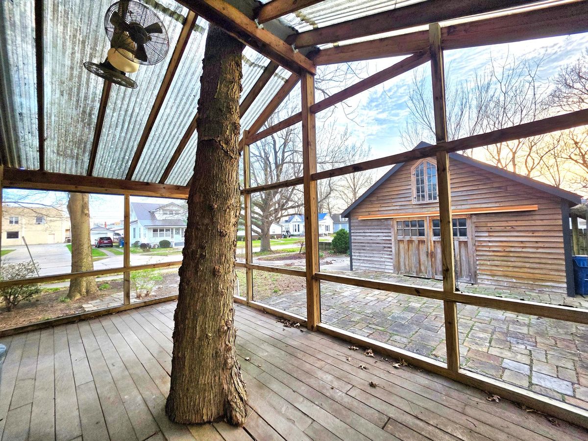 102 W 3rd Street, Flora, IL 62839