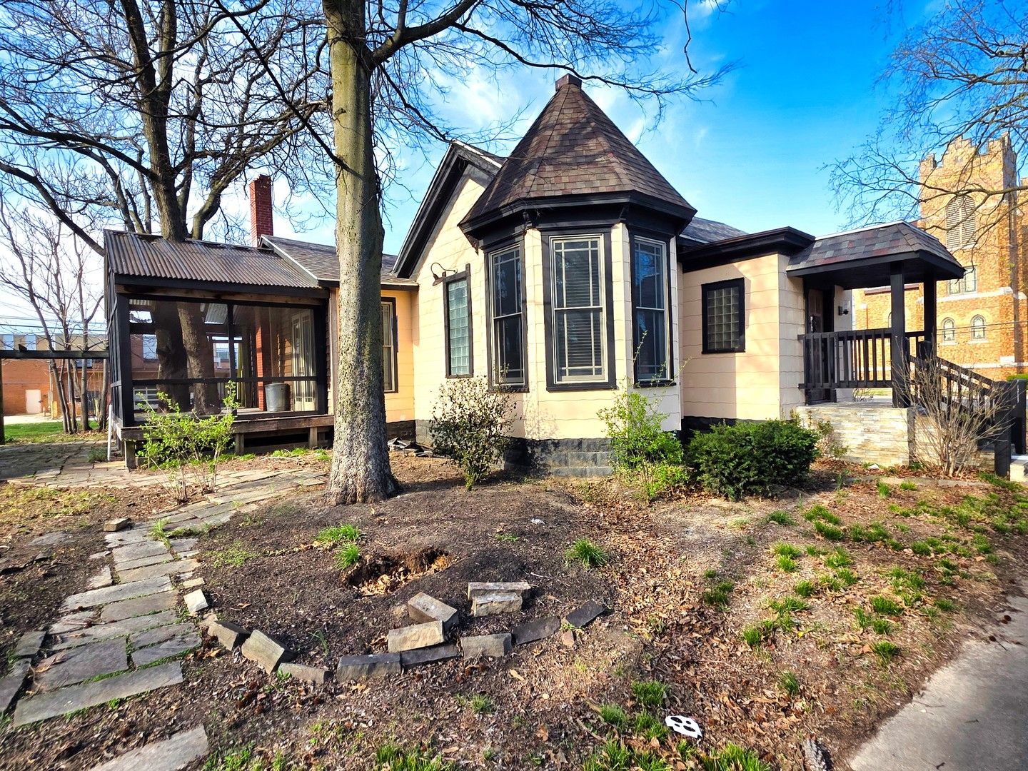 102 W 3rd Street — Flora, IL 62839