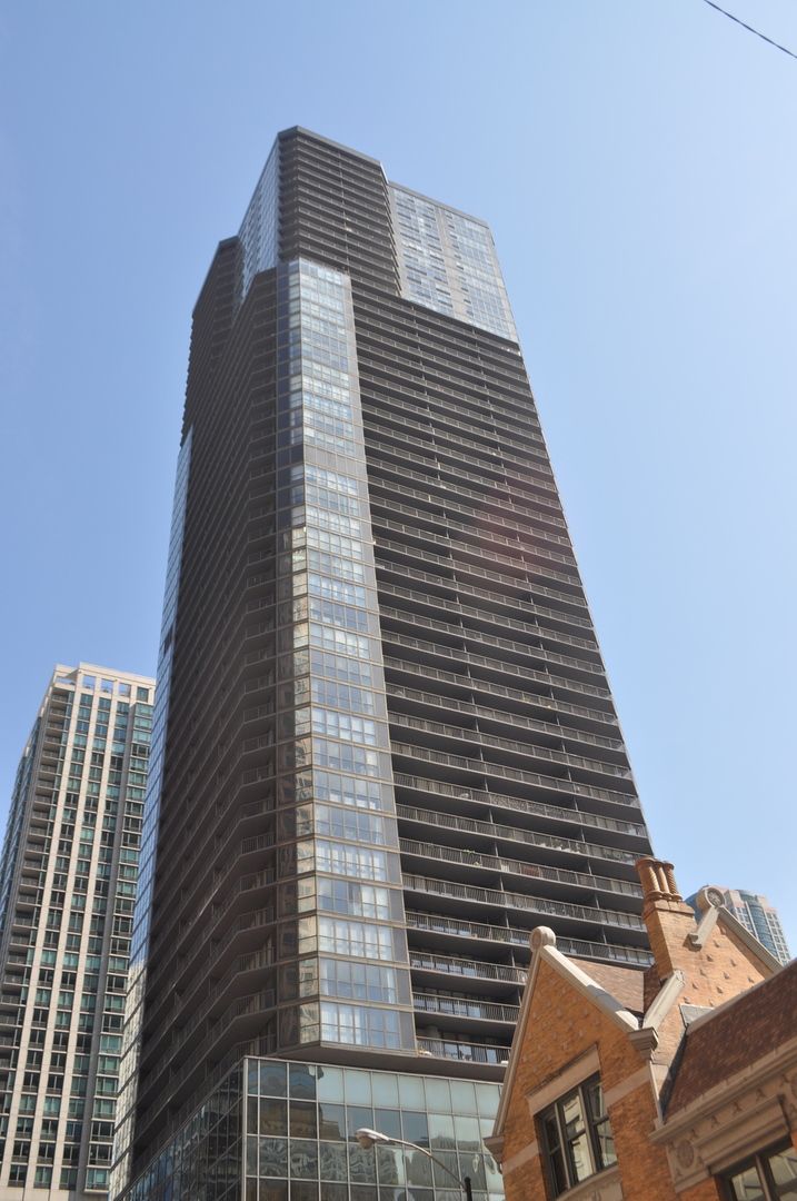 10 E Ontario Street #2702 — Chicago, IL 60611
