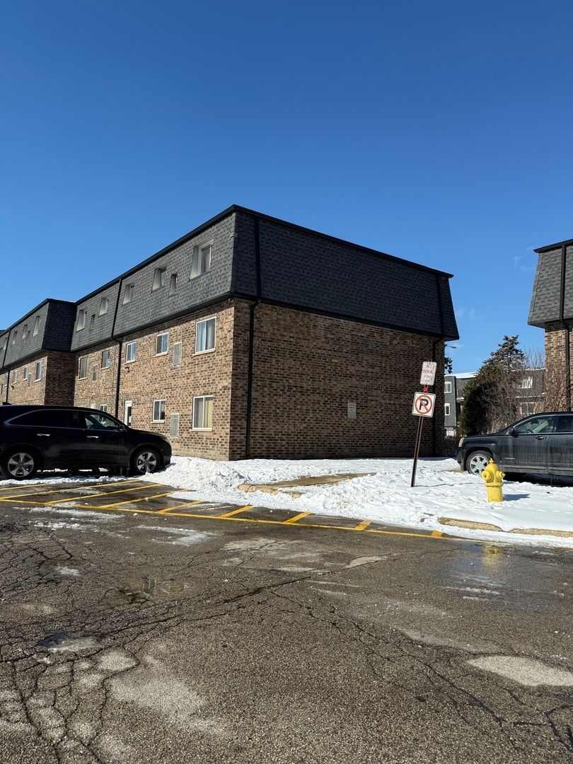 9405 Bay Colony Drive, Des Plaines, IL 60016