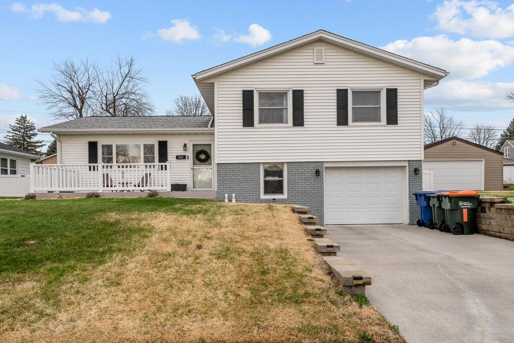 2225 Hillandale Road — Davenport, IA 52804