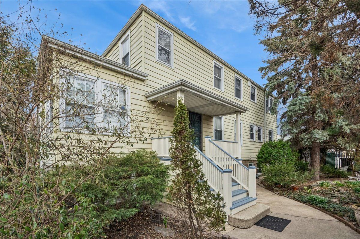 1762 W Morse Avenue — Chicago, IL 60626