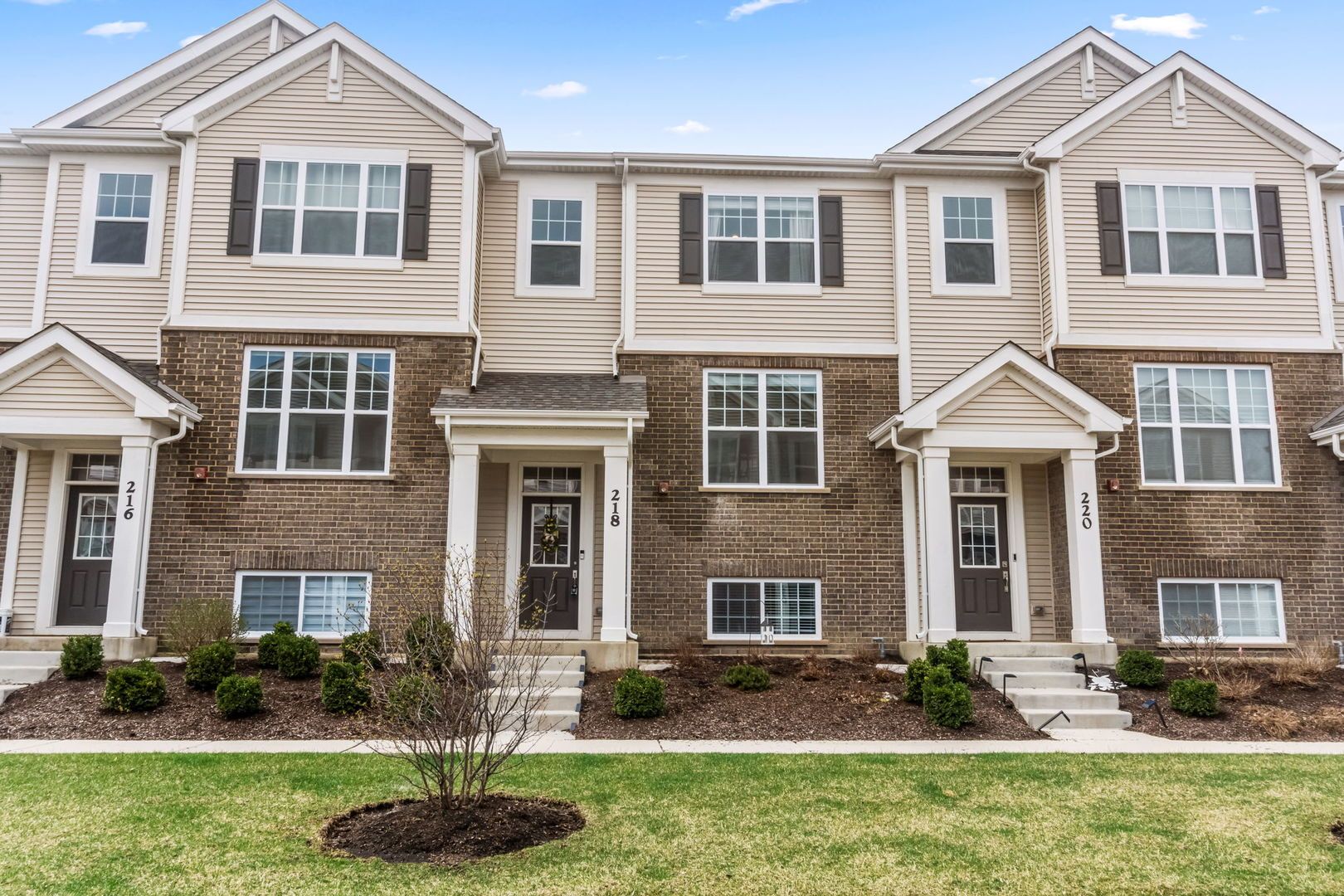 218 Timberleaf Circle — Roselle, IL 60172
