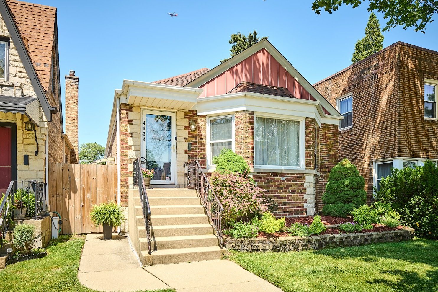4828 W Berwyn Avenue — Chicago, IL 60630