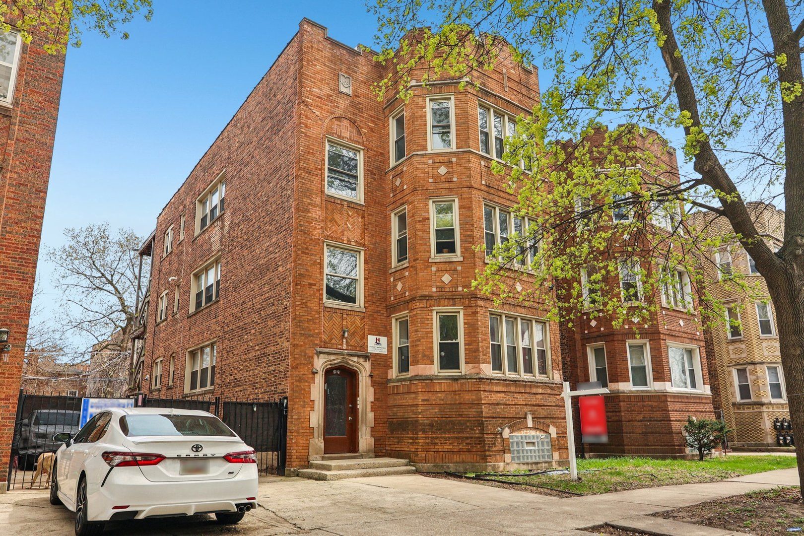 7821 S Phillips Avenue — Chicago, IL 60649