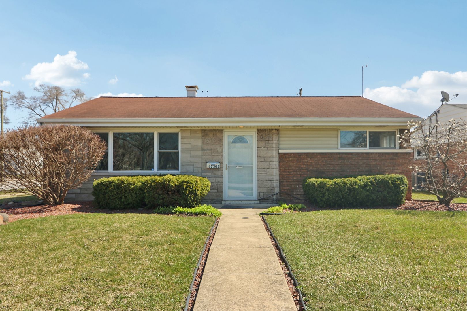 17303 Greenbay Avenue SE — Lansing, IL 60438