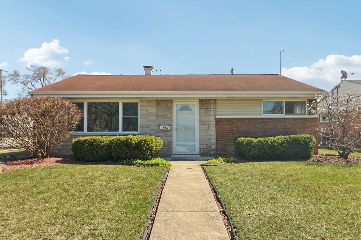 17303 Greenbay Avenue, Lansing, IL 60438