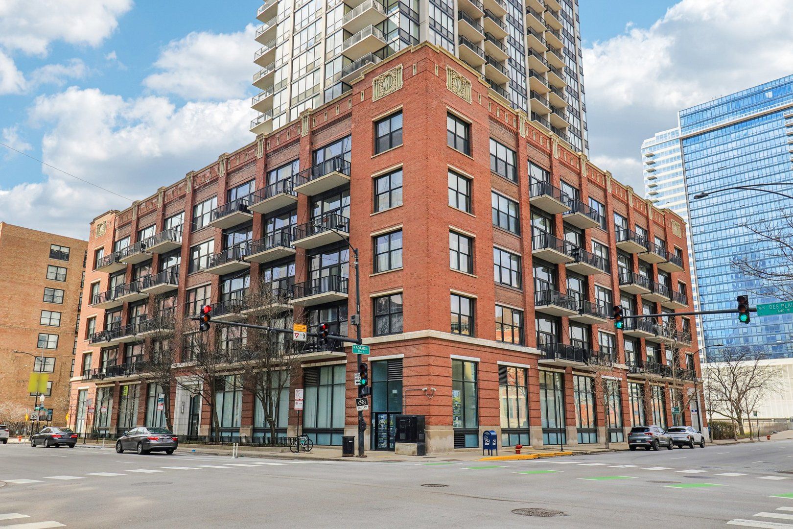 210 S DESPLAINES Street #304 — Chicago, IL 60661