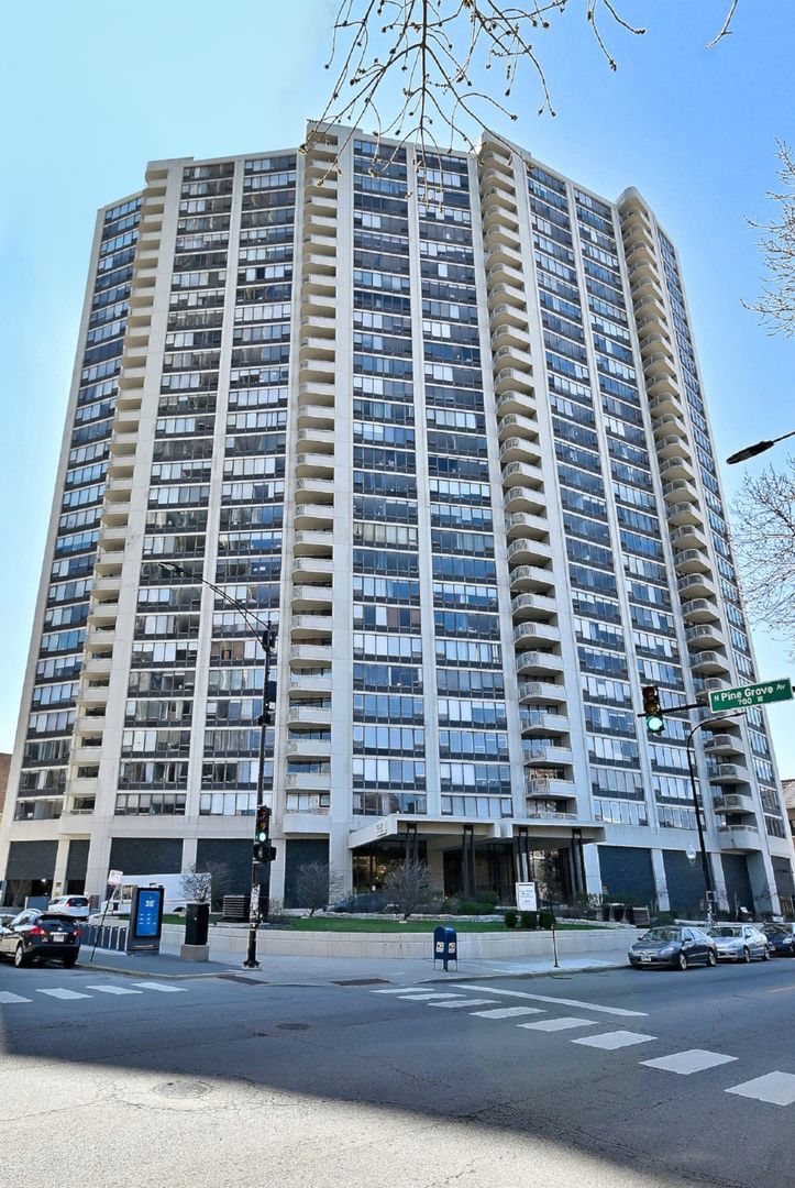3930 N Pine Grove Avenue #2501 — Chicago, IL 60613