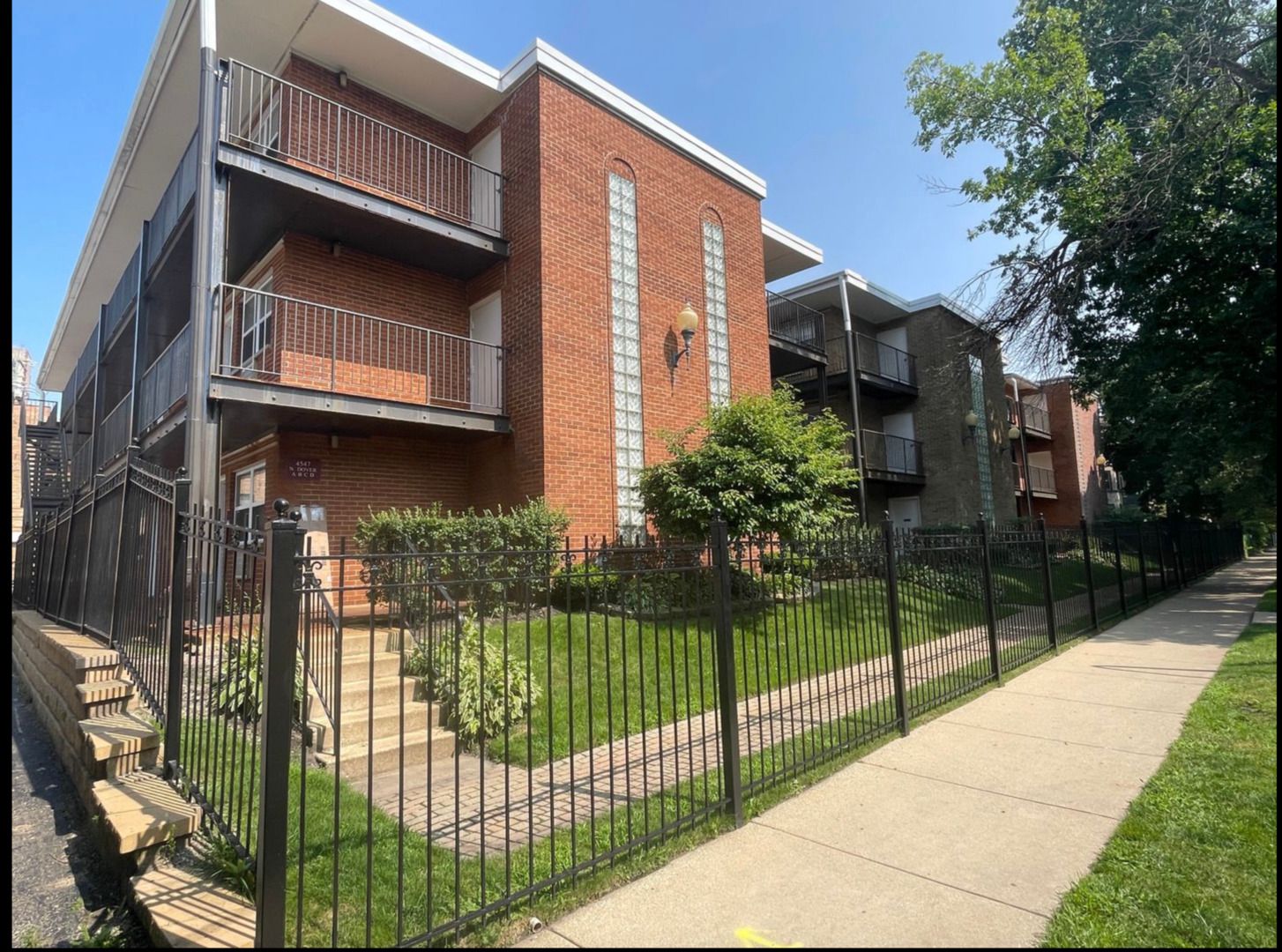 4537 Dover Street — Chicago, IL 60640