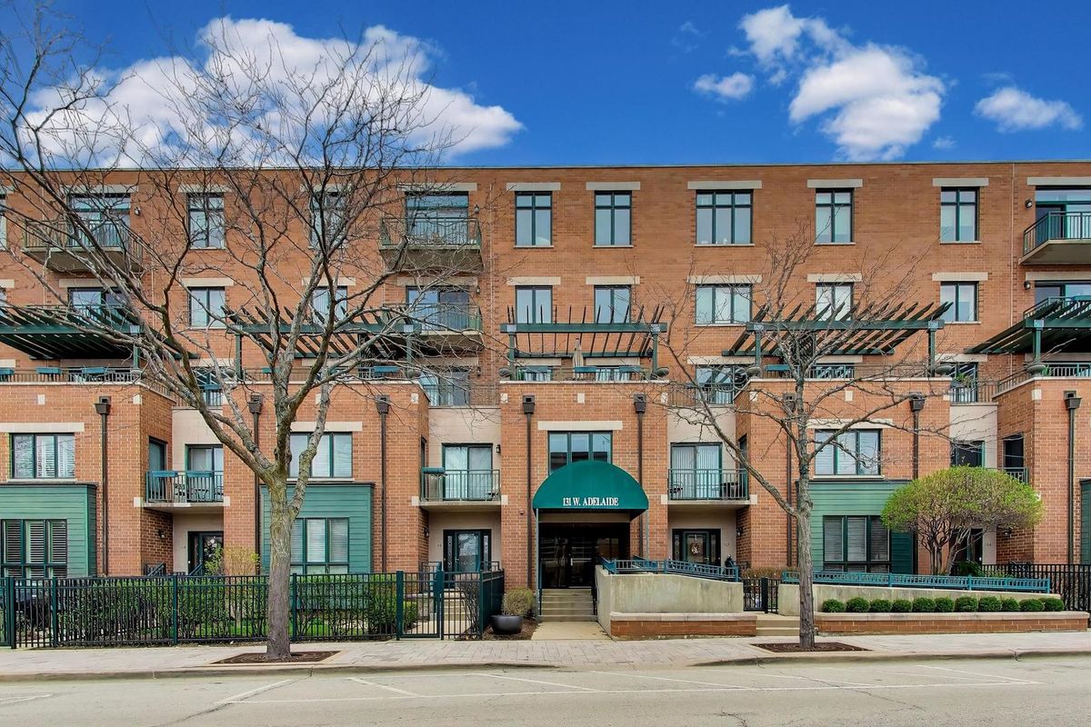 131 Adelaide Street, Elmhurst, IL 60126