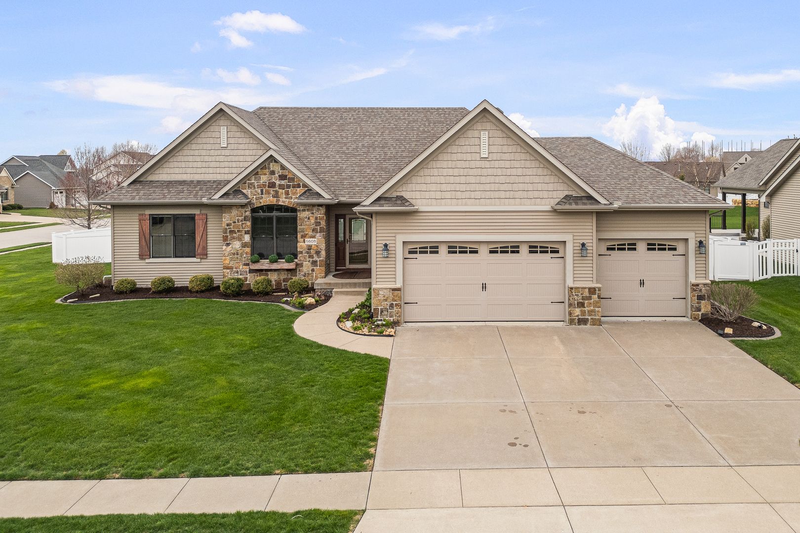 6608 Prairie Grass Lane — Bettendorf, IA 52722