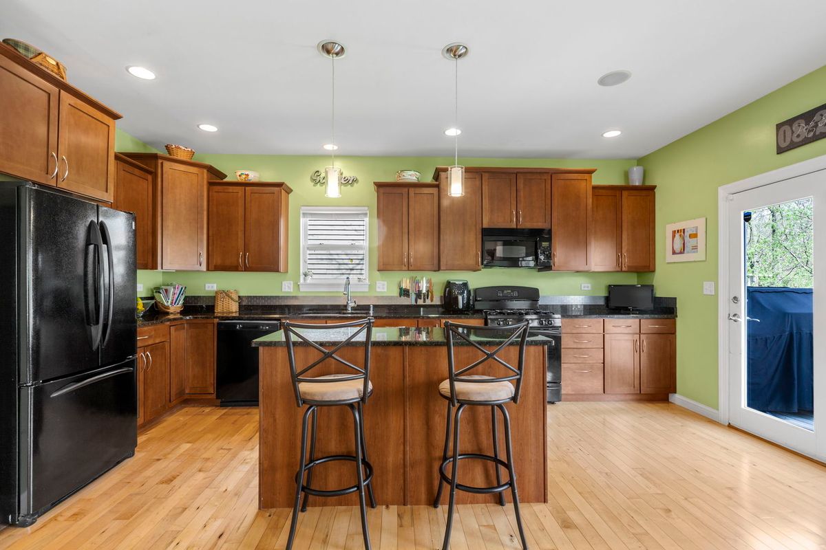 980 Dakota Drive, Woodstock, IL 60098