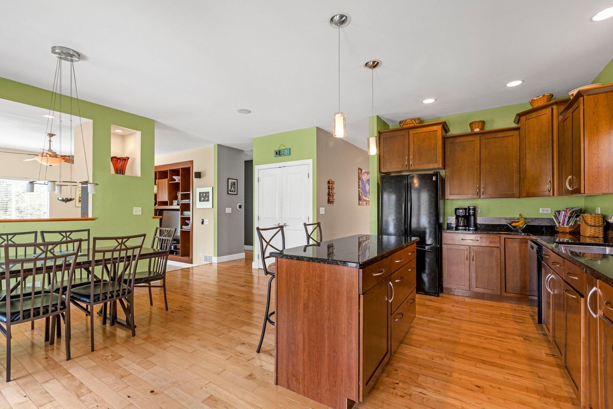 980 Dakota Drive, Woodstock, IL 60098