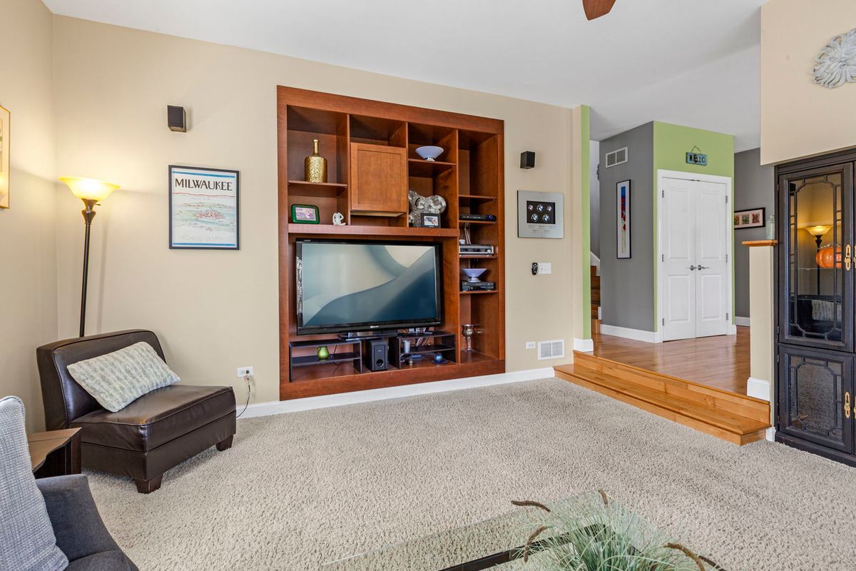 980 Dakota Drive, Woodstock, IL 60098