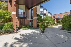 1240 W COTTAGE Place — Chicago, IL 60607