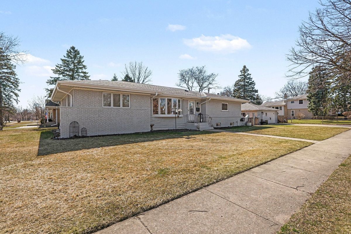 1515 Oakton Street, Arlington Heights, IL 60004