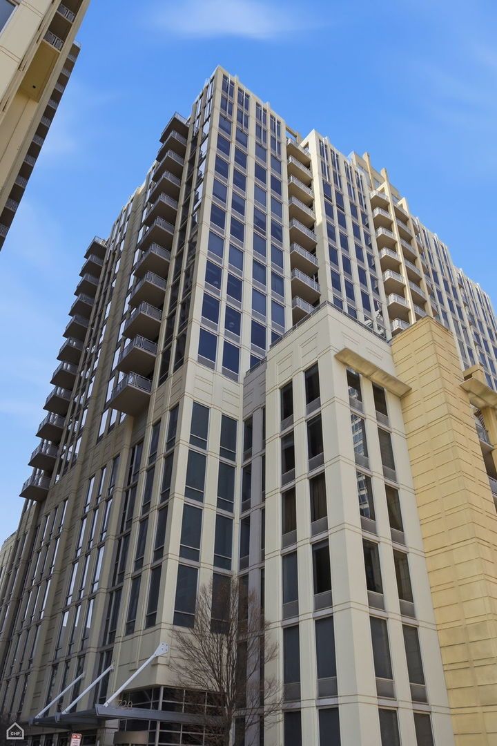 720 N Larrabee Street #1206 — Chicago, IL 60654