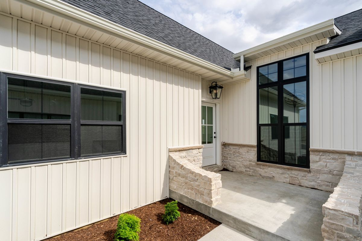 212 Allison Road, Lexington, IL 61753