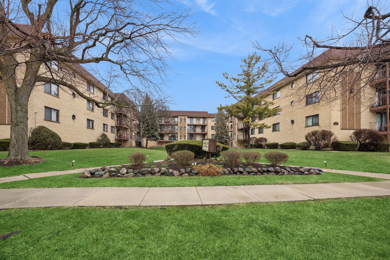 7110 W Cullom Avenue #206 — Norridge, IL 60706