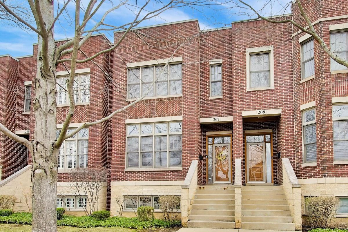 207 Evergreen Avenue, Arlington Heights, IL 60005