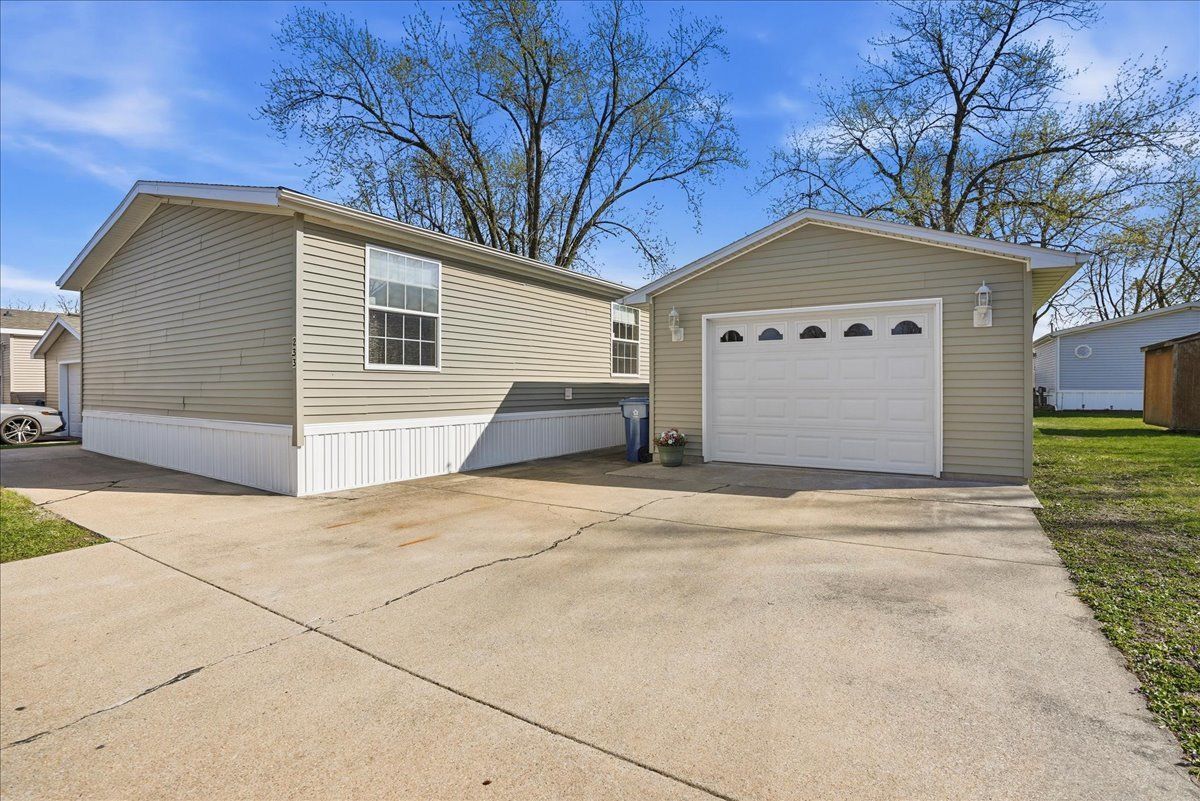 233 Avenue E Street — Bloomington, IL 61704