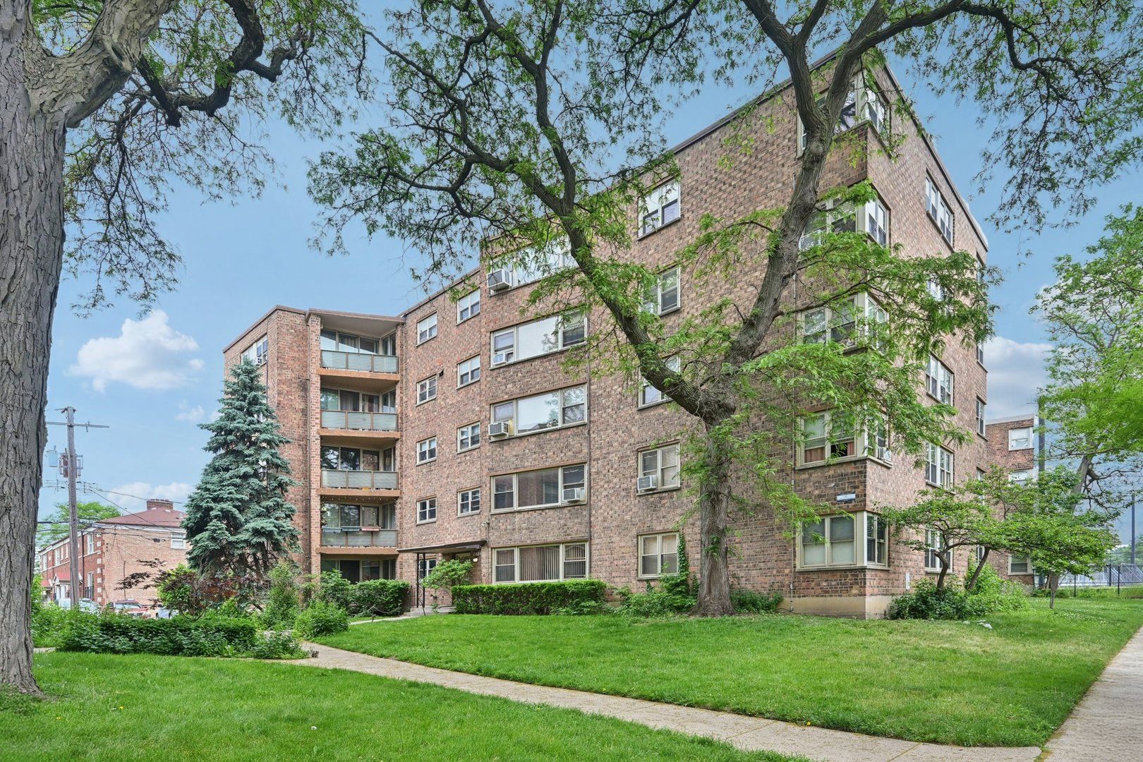 2142 Rosemont Avenue — Chicago, IL 60659