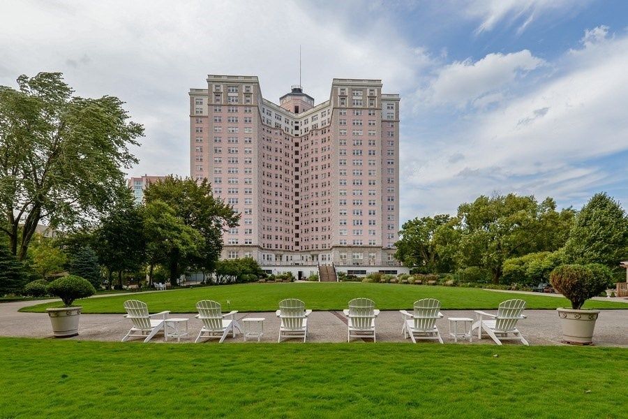 5555 SHERIDAN Road, Chicago, IL 60640