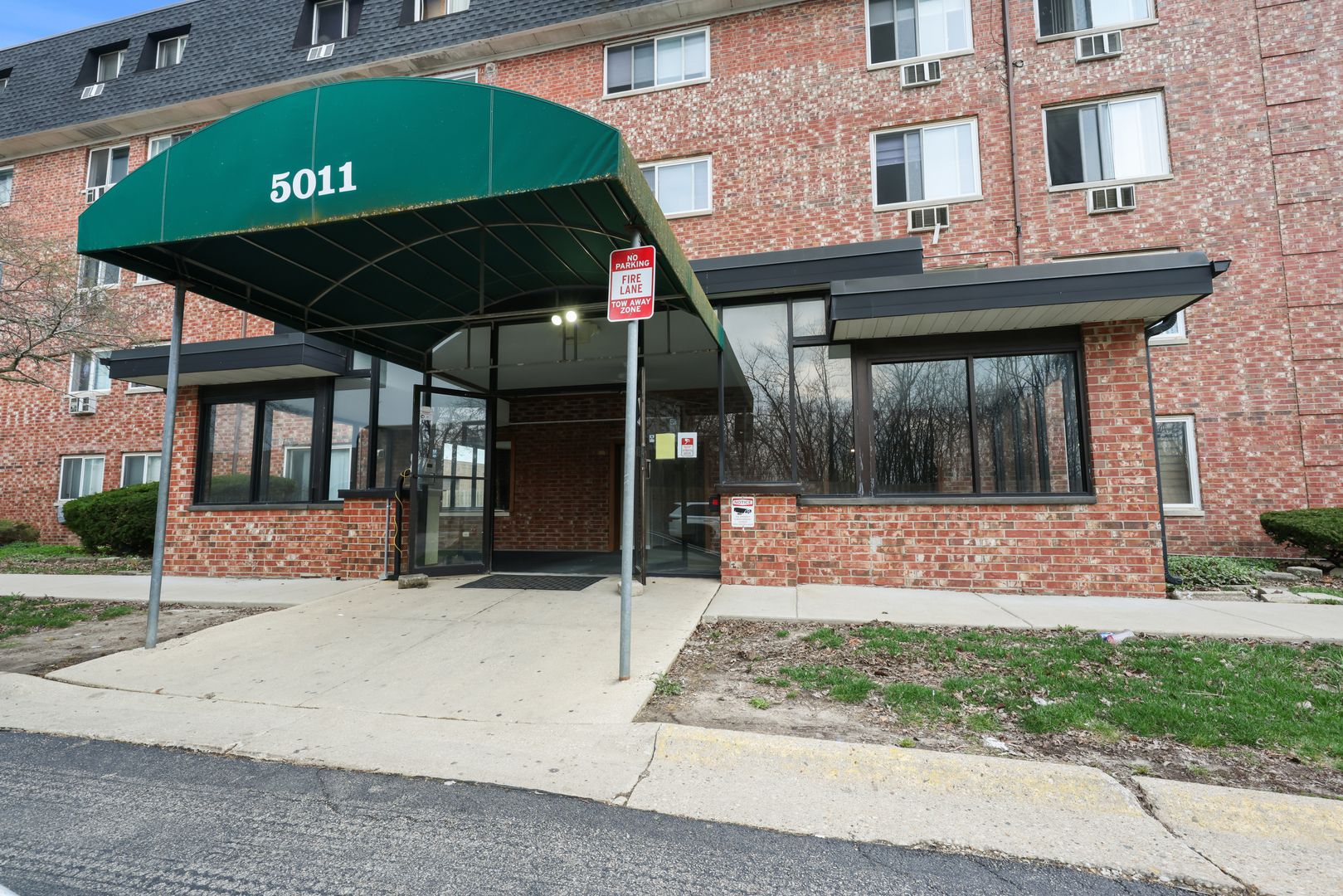 5011 Valley Lane #204 — Streamwood, IL 60107