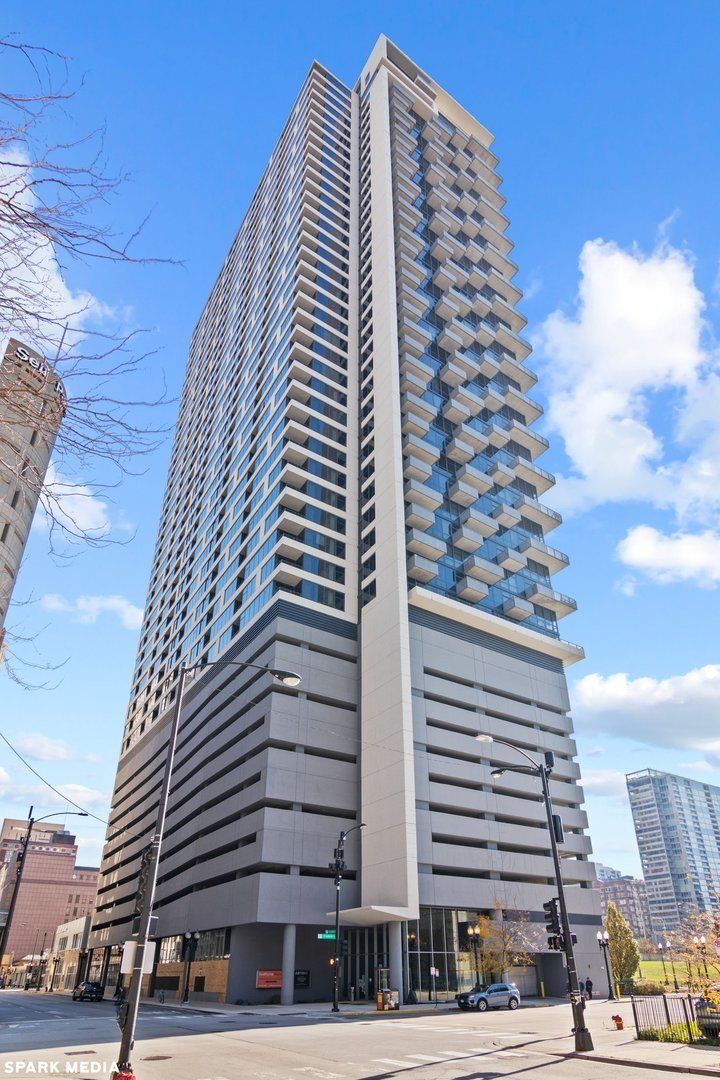 235 W Van Buren Street #4208 — Chicago, IL 60607