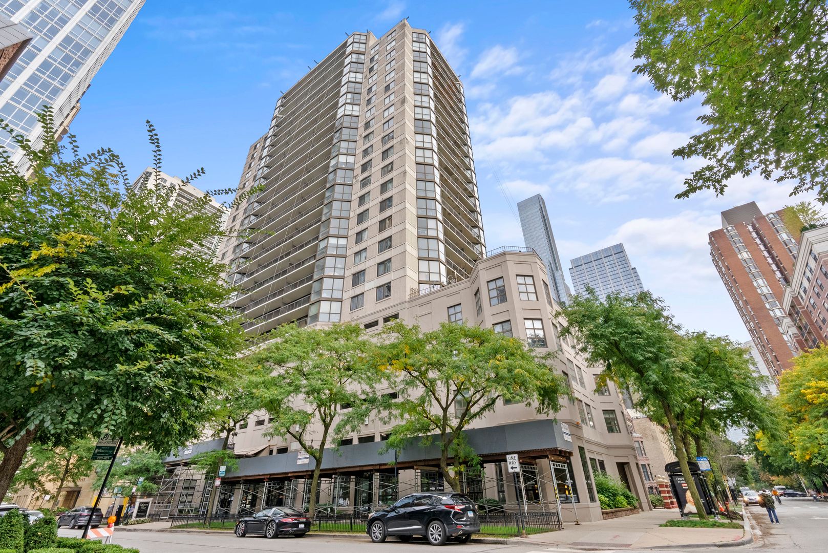 33 W Delaware Place #17H — Chicago, IL 60610