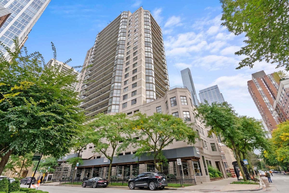 33 Delaware Place, Chicago, IL 60610