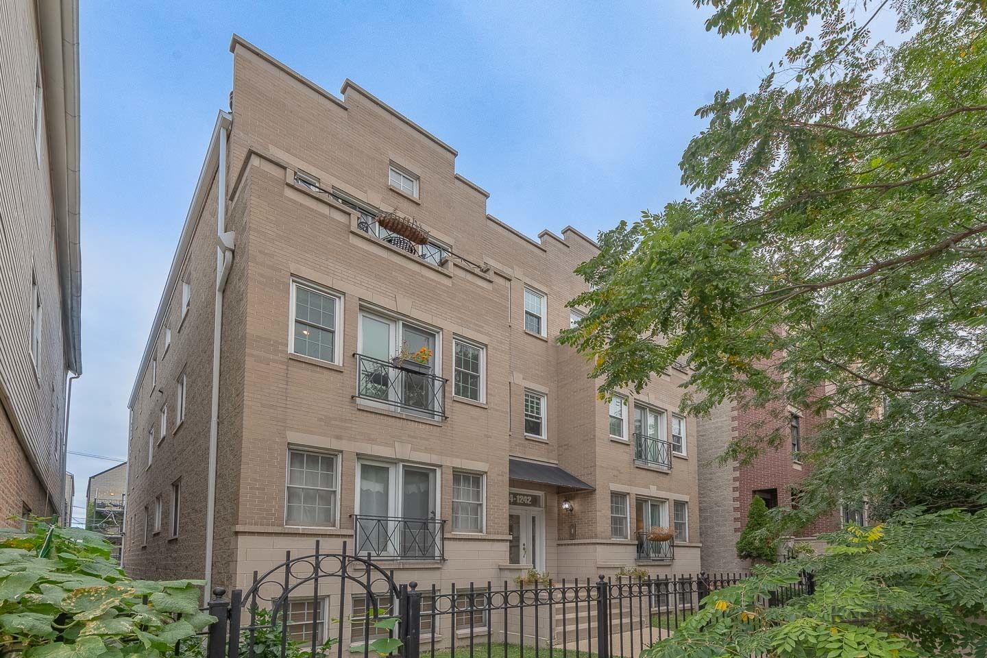 1242 W Ohio Street #1E — Chicago, IL 60642