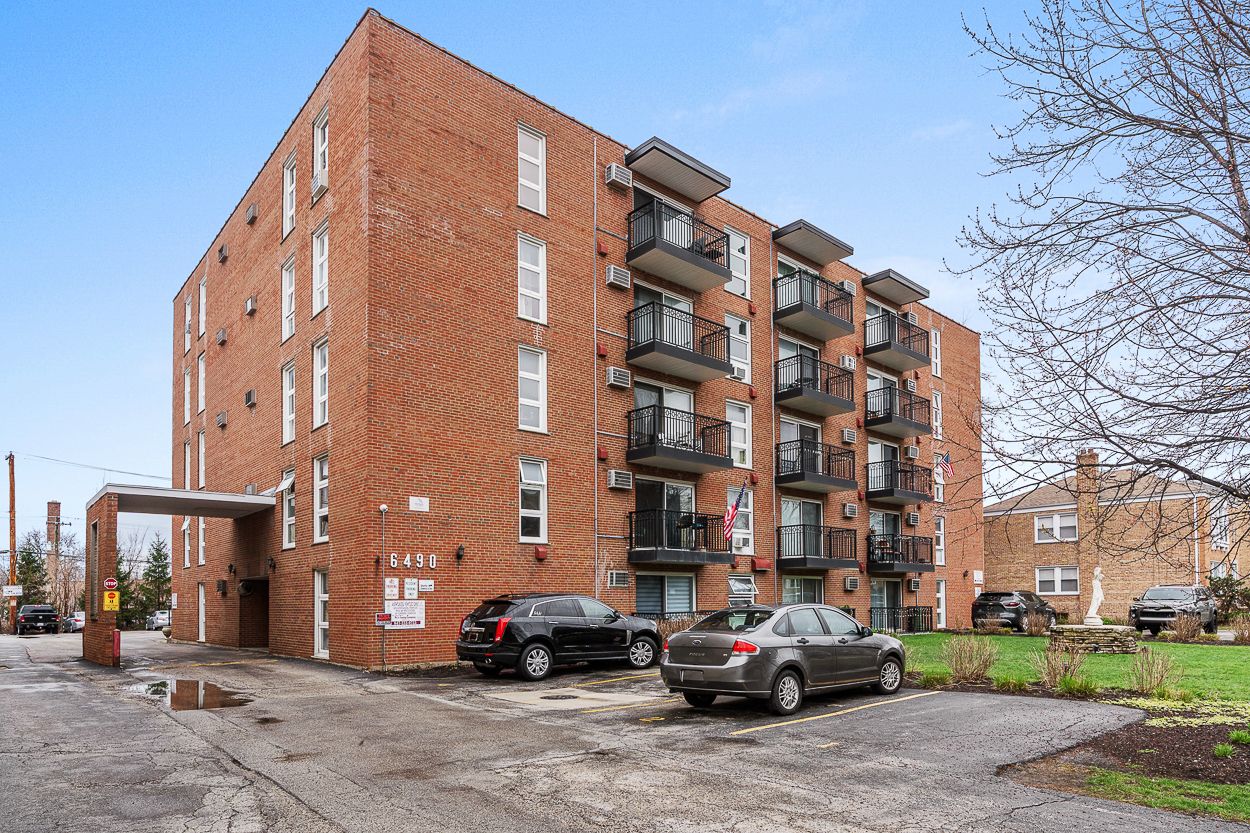 6490 N Northwest Highway #5F — Chicago, IL 60631