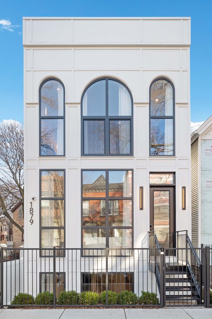 1879 N Hoyne Avenue — Chicago, IL 60647