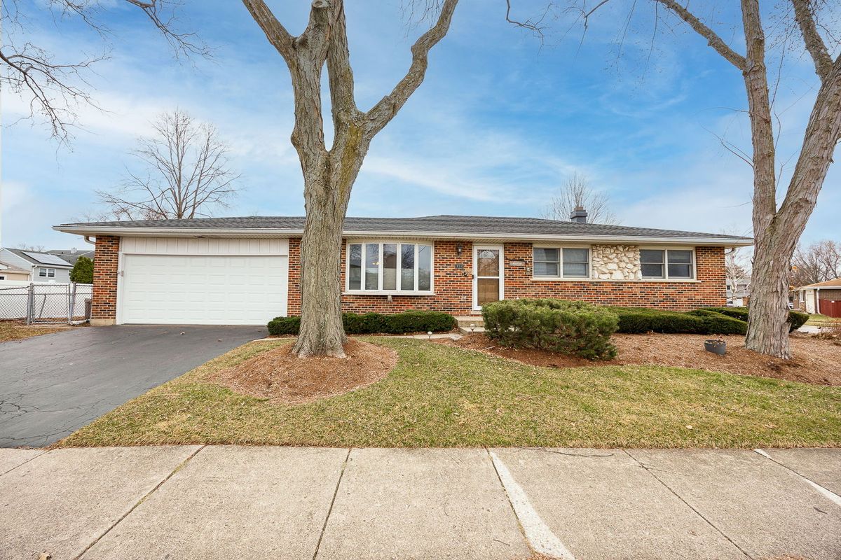 494 Flint Trail, Carol Stream, IL 60188