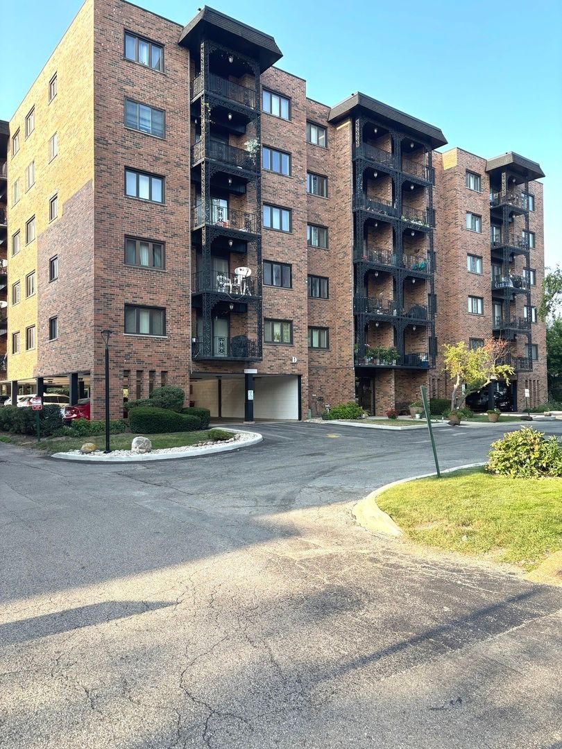 9332 Landings Lane #504 — Des Plaines, IL 60016