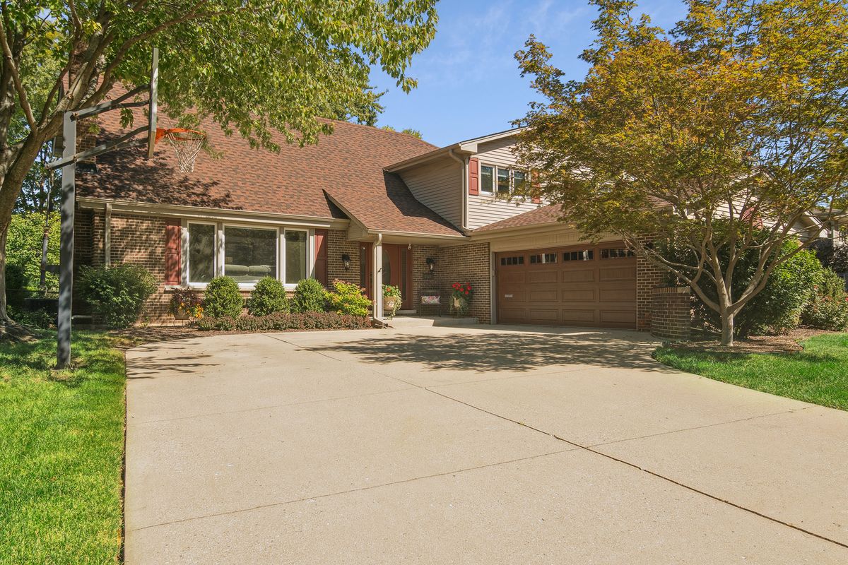 1102 Waverly Drive, Arlington Heights, IL 60004