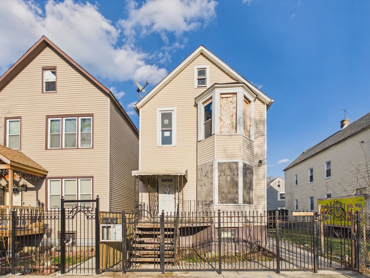 8747 S Escanaba Avenue — Chicago, IL 60617