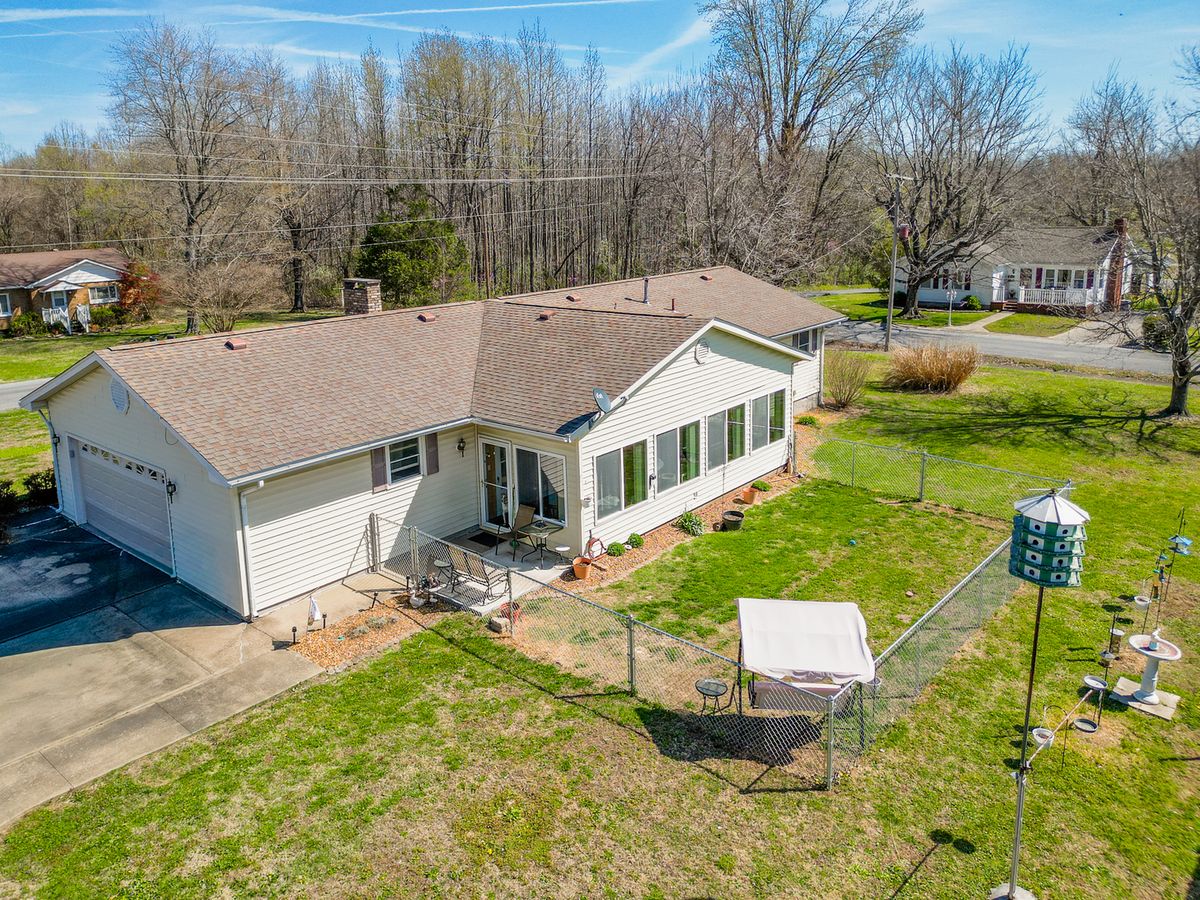 607 E 15th Street, Johnston City, IL 62951