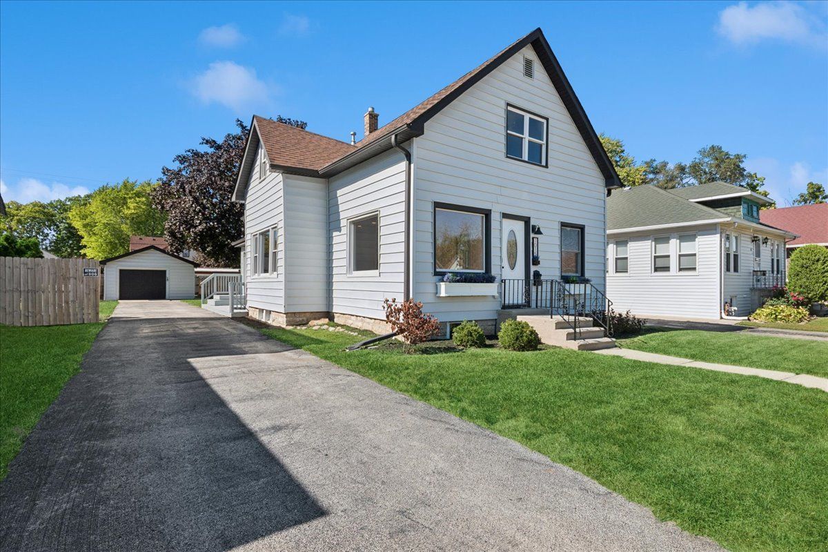 1015 Oakland Avenue — Joliet, IL 60435
