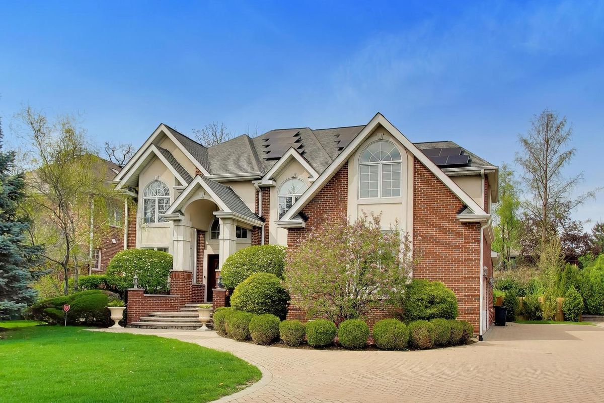 2444 De Cook Court, Park Ridge, IL 60068