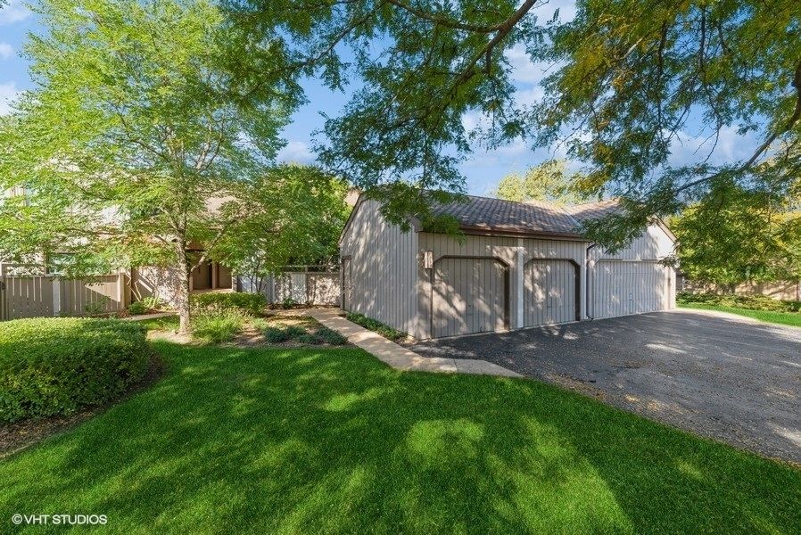 1290 Oak Hill Road, Lake Barrington, IL 60010
