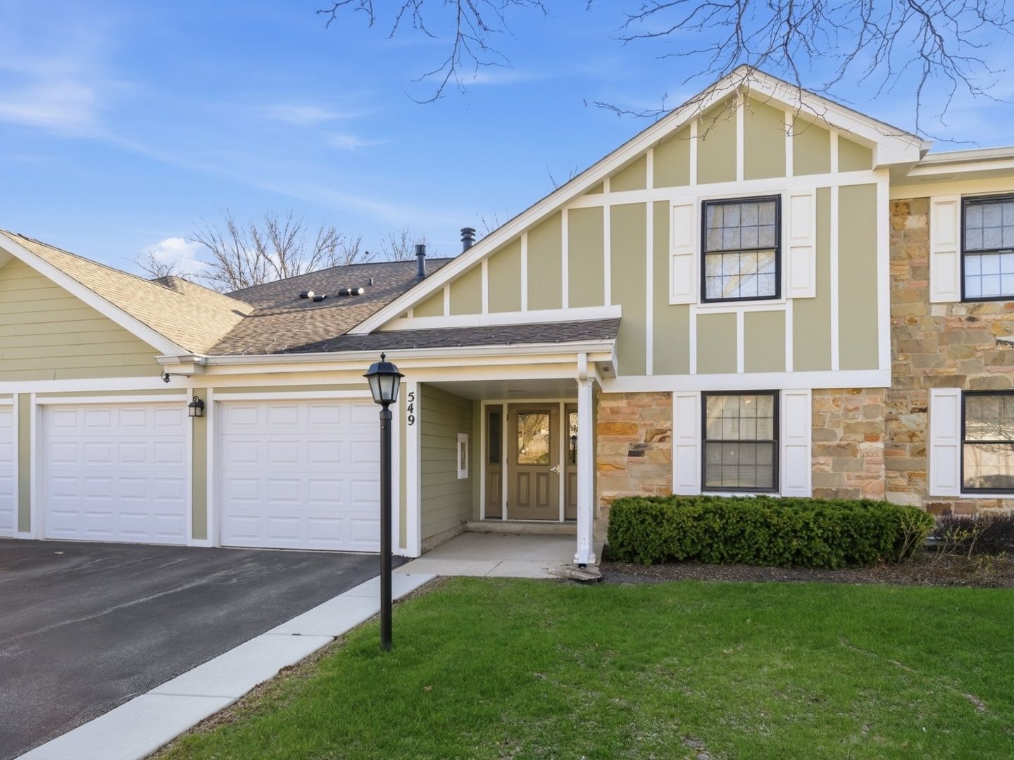 549 Williamsburg Court #B2 — Wheeling, IL 60090
