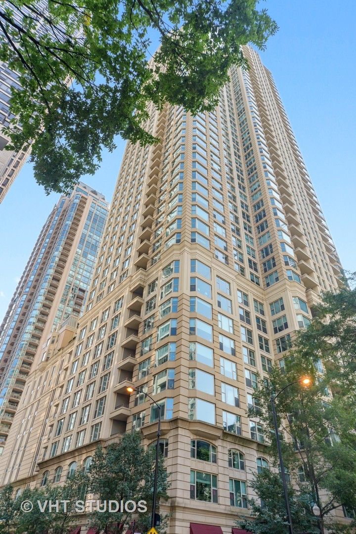 25 E Superior Street #4201 — Chicago, IL 60611